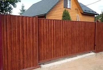 Вертикальный забор из профлиста под дерево