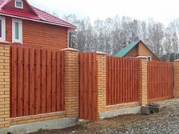 Современный забор под дерево