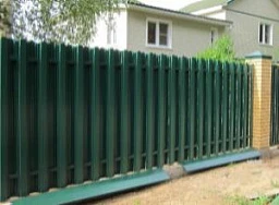 Металлический забор из штакетника шахматка для коттеджа RAL 6024 для 10 соток