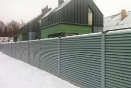 Серый металлический забор из профлиста