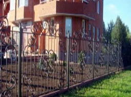 Кованный забор с резными элементами